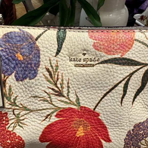 Kate Spade Kingston Drive Vivian Blossom bag and a cream wallet - Picture 10 of 16
